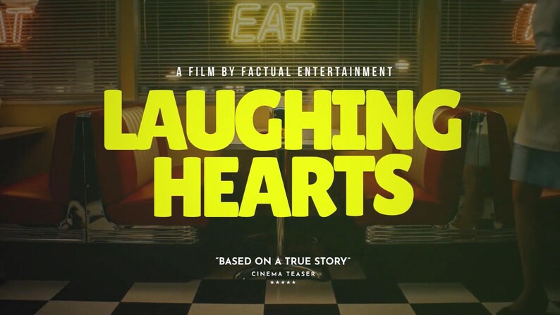 以下が含まれることがあります： 映画のポスターで、タイトル「LAUGHING HEARTS」が大きな黄色の文字で表示されています。背景には、赤いブース、市松模様の床、ネオンで「EAT」と書かれたダイナーのセットが描かれています。「A FILM BY FACTUAL ENTERTAINMENT」と「BASED ON A TRUE STORY」というテキストがあります。