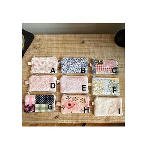 Monedero de muñeca cosido a mano – Pequeño monedero con cremallera para efectivo, tarjetas y monedas – Pulsera de tela con llavero – Regalo para ella