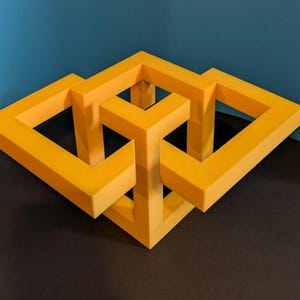 Peut inclure: Sculpture jaune représentant un objet impossible en trois dimensions. L'œuvre est composée de cadres carrés interconnectés, créant une illusion d'optique. Le fond est bleu et noir contrastés.