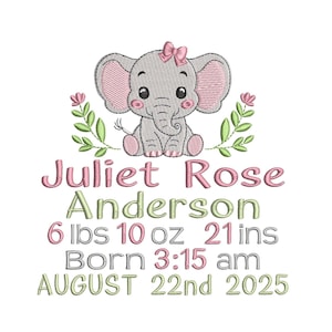Puede incluir: Un diseño bordado con un elefante gris con detalles en rosa y un lazo rosa. El texto dice "Juliet Rose Anderson" con detalles de nacimiento: 2,9 kg, 53,3 cm, nacido a las 3:15 am el 22 de agosto de 2025.