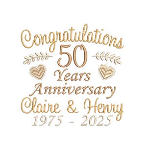 Può includere: Un disegno ricamato color oro su sfondo bianco. Il testo recita "Congratulations 50 Years Anniversary Claire & Henry 1975 - 2025". Il design include foglie decorative e forme di cuore.