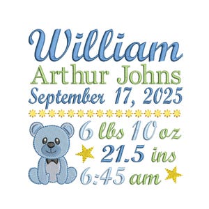 Könnte beinhalten: Gestickte Geburtsanzeige mit dem Namen "William Arthur Johns", Datum, Uhrzeit und Maßen. Links ist ein blauer Teddybär. Der Text enthält das Gewicht des Babys von 2,95 kg und die Größe von 54,6 cm.