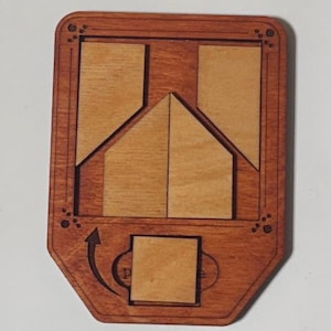 Könnte beinhalten: Ein Holzpuzzle mit einem rotbraunen Rahmen und hellbraunen Puzzleteilen. Das Puzzle hat eine rechteckige Form mit abgerundeten Ecken und einem Schiebeteil unten. Die Teile umfassen Dreiecke und Rechtecke.