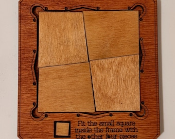 Könnte beinhalten: Holzpuzzle mit quadratischem Rahmen und vier Innenteilen. Der Rahmen ist dunkelrotbraun, mit dekorativen geätzten Designs. Die Puzzleteile haben einen helleren Holzton. Der Text unten lautet: "Fit the small square inside the frame with the other four pieces."
