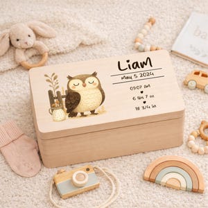 Peut inclure: Un coffret souvenir en bois clair avec une illustration de hibou et le nom "Liam" imprimé sur le couvercle. Le couvercle indique également la date, l'heure, le poids (2,9 kg) et la taille (47,6 cm) du bébé.