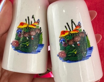Juego de salero y pimentero vintage de cerámica estilo cottagecore con forma de rana y hongo, años 70
