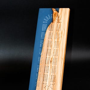 Olijfhouten cribbagebord met azuurblauwe epoxy, handgemaakt speelbord, uniek cadeau voor hem of haar, moderne cribbageset van houthars, klaar voor verzending