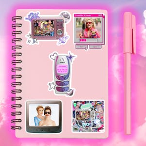 Puede incluir: Un cuaderno de espiral rosa claro decorado con varias pegatinas, incluyendo un teléfono móvil antiguo, una ventana de ordenador con Legally Blonde, una pantalla de televisión con dos mujeres y un bolígrafo rosa colocado a la derecha.