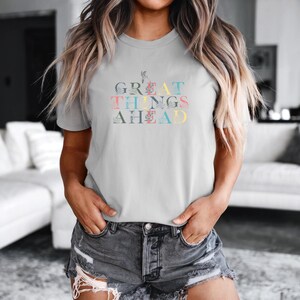 Great Things Ahead T-Shirt, positives Zitat T-Shirt für Frauen, Pastell inspirierendes Shirt, erbauliches Geschenk, Blumenbrief Design, Motivation Top