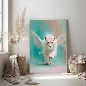 Könnte beinhalten: Ein gerahmter Kunstdruck mit einem weißen Löwen mit gefiederten Flügeln, vor einem Hintergrund aus türkisfarbenen, rosa und weißen Pinselstrichen. Das Kunstwerk hat einen weichen, malerischen Stil und wird in einem hellen Holzrahmen präsentiert.