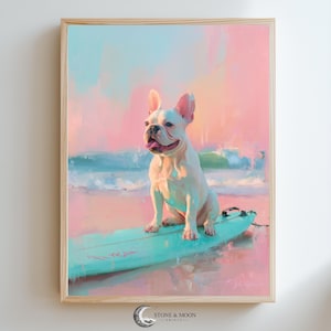 Può includere: Una stampa artistica incorniciata di un bulldog francese bianco seduto su una tavola da surf turchese sulla spiaggia. Lo sfondo presenta un cielo pastello e onde oceaniche. L'opera d'arte ha uno stile pittorico ed è firmata "STONE & MOON PRINTS".