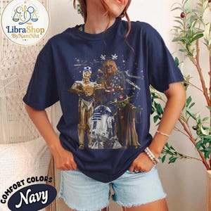 Może przedstawiać: Zestaw trzech ceramicznych kubk&oacute;w z nakrapianym, matowym wykończeniem. Kubki są w odcieniach kremu, jasnoszarym i ciemnoszarym. Każdy kubek ma prosty, minimalistyczny design i zaokrąglony uchwyt.