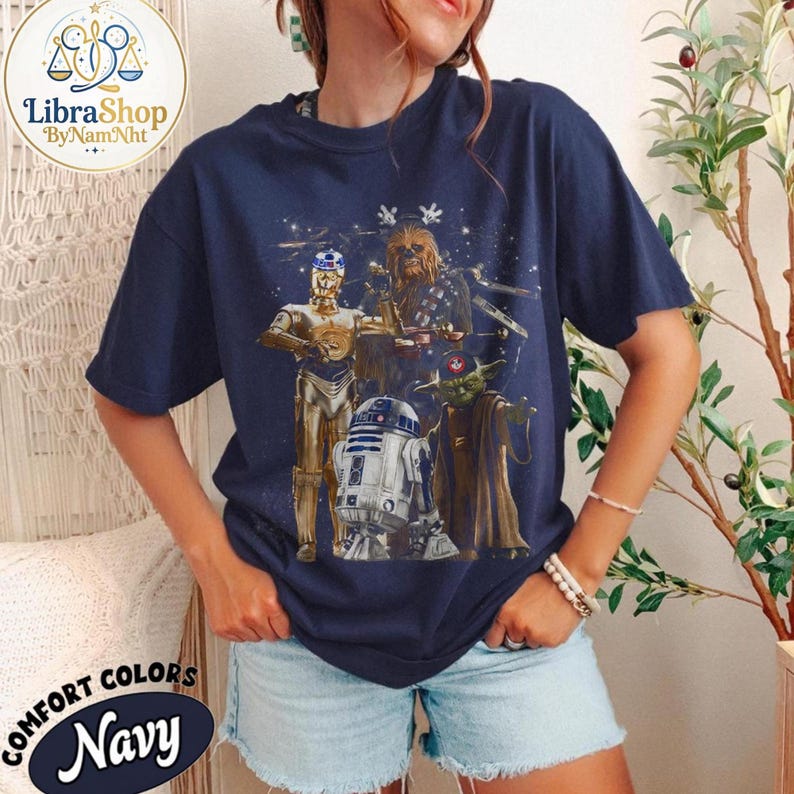 Może przedstawiać: Zestaw trzech ceramicznych kubk&oacute;w z nakrapianym, matowym wykończeniem. Kubki są w odcieniach kremu, jasnoszarym i ciemnoszarym. Każdy kubek ma prosty, minimalistyczny design i zaokrąglony uchwyt.