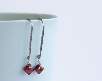 Boucles d'oreilles martelées en argent sterling grenat, remplissage d'or 14 carats, mélange de métaux