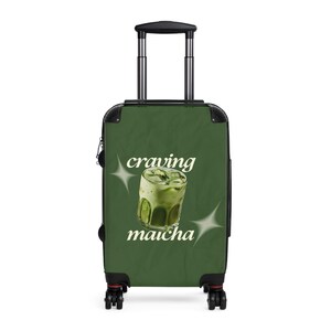 Craving Matcha スーツケース - 旅行用スーツケース、スタイリッシュな機内持ち込み用バッグ、かわいい週末旅行用ケース、コーヒー愛好家へのユニークなギフト、夏 [...]