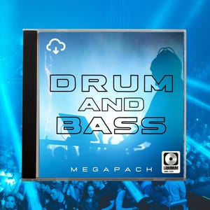 Puede incluir: Una caja de CD con un diseño azul y blanco. El texto "DRUM AND BASS" se muestra en letras grandes y delineadas. También son visibles las palabras "MEGAPACH" y un logotipo. Una silueta de una persona está en el fondo.