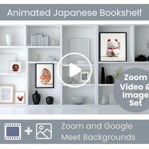 Peut inclure: Une étagère blanche avec divers objets décoratifs, notamment des œuvres d'art encadrées, des vases et une figurine de chat porte-bonheur. Le texte "Animated Japanese Bookshelf" est en haut, avec "Zoom Video & Image Set" et "Zoom and Google Meet Backgrounds" en dessous.