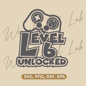 Op de afbeelding: Een donkergrijs grafisch ontwerp met een videogamecontroller-pictogram boven de vetgedrukte tekst LEVEL 6 UNLOCKED. Onder de hoofdafbeelding staat een rechthoekige knop met de witte tekst SVG, PNG, DXF, EPS op een beige achtergrond.