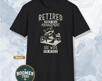 Camiseta divertida para marido jubilado bajo nueva administración. Ver detalles para la esposa. Regalo de jubilación para los baby boomers para hombres. Camiseta divertida con humor para jubilados.