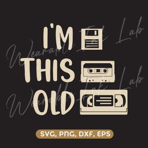 Peut inclure: Conception graphique noire avec le texte "I'M THIS OLD" en crème. La conception comprend une disquette, une cassette audio et une cassette VHS. Le bas de la conception comprend le texte "SVG, PNG, DXF, EPS".