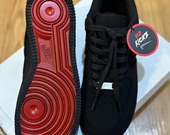 'S Werelds zwartste/donkerste custom AF1's met rode onderkant