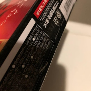 Pode incluir: Um close-up de uma caixa de produto preta e vermelha com texto japon&ecirc;s. A caixa tem uma se&ccedil;&atilde;o vermelha com texto branco e uma se&ccedil;&atilde;o branca com texto preto. O texto inclui "対象年齢6歳以上" e "MADE IN CHINA".