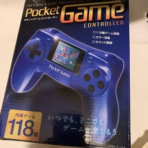 Pode incluir: Uma caixa azul do Pocket Game Controller com o texto "Let's play a game. Everybody has fun." O controlador tem uma tela exibindo um jogo. A caixa tamb&eacute;m tem texto japon&ecirc;s e o n&uacute;mero 118.