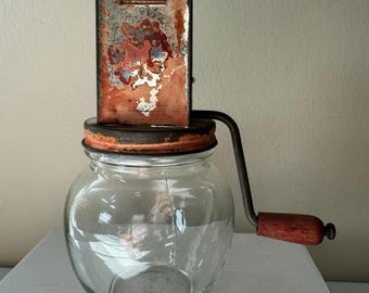 Picadora y molinillo de nueces con mango de madera, color rojo, marca Anchor Hocking, modelo 5935.