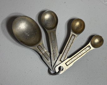 Conjunto de 4 colheres medidoras vintage de alumínio, ovais, empilháveis, com anel, fabricadas nos EUA.