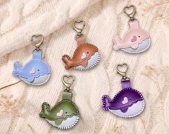 Dije de cuero con forma de ballena para bolso, dije de pez para bolso, llavero hecho a mano, dijes para bolso rosa, dije de pez de cuero, regalo para ella
