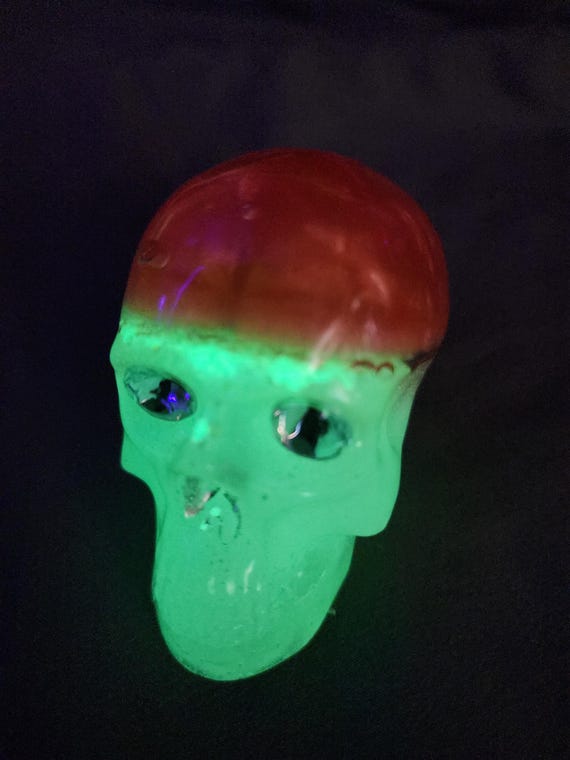resin skull w uv light
