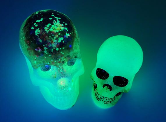 Set of 2 glow in the dark resin skulls with rechargeable uv light