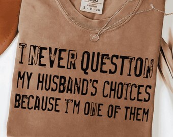 I Never Question My Husband's Choices Png, Wife Png, Funny Sarcastic Png, Humor Png, T-Shirt Design Retro Checkered Trendy Married Women Png