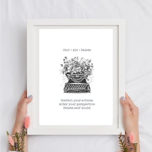 Könnte beinhalten: Schwarzweiß-Illustration einer Vintage-Schreibmaschine mit Blumen, die aus ihr herauswachsen. Der Text "Strg + Alt + Entf" befindet sich über der Schreibmaschine und der Text "Kontrolle deine Handlungen, Ändere deine Perspektive, Lösche Selbstzweifel" befindet sich unter der Schreibmaschine.