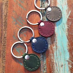 Personalisierte kleine Leder Schlüsselanhänger mit Initialen | Minimalistischer Schlüsselanhänger aus Leder | Geschenk für den täglichen Gebrauch & Tierliebhaber