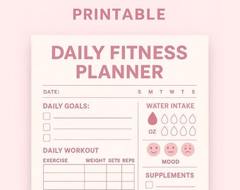 Op de afbeelding: Een afdrukbare dagelijkse fitnessplanner met een lichtroze achtergrond en tekst. De titel "DAILY FITNESS PLANNER" is vetgedrukt, roze. De planner bevat secties voor dagelijkse doelen, trainingen, voeding en waterinname.