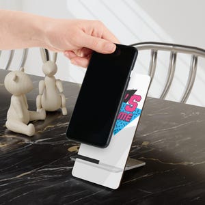 Retro 80&#39;s Smartphone Stand: Vibrant Desk Accessory