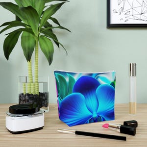 Neceser floral vibrante para mujer, organizador de maquillaje, neceser de viaje, regalo para ella, diseño floral colorido.