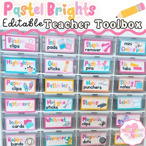 Puede incluir: Una caja de herramientas para profesor de plástico blanco con veinticuatro cajones transparentes, cada uno con una etiqueta colorida con texto e ilustraciones para artículos como clips, barras de pegamento y grapas. El encabezado dice Pastel Brights Editable Teacher Toolbox.