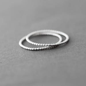 Ensemble deux anneaux empilables, anneaux maigres pointillés en argent sterling, anneau en argent oxydé image 1