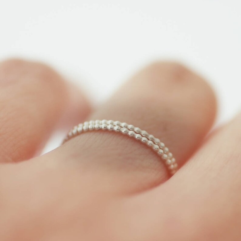 Ensemble deux anneaux empilables, anneaux maigres pointillés en argent sterling, anneau en argent oxydé image 4