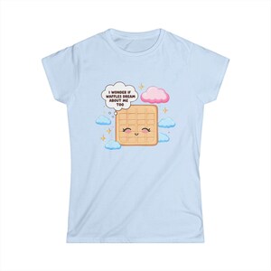 Bonita camiseta de gofre para mujer en rosa azalea, divertida camiseta con estampado de desayuno, camiseta de comida kawaii, regalo para amantes de los gofres, camiseta suave. imagen 4