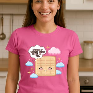 Bonita camiseta de gofre para mujer en rosa azalea, divertida camiseta con estampado de desayuno, camiseta de comida kawaii, regalo para amantes de los gofres, camiseta suave. imagen 1