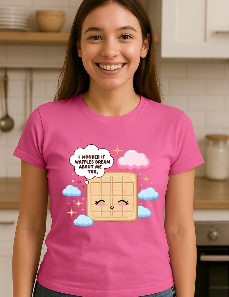 Bonita camiseta de gofre para mujer en rosa azalea, divertida camiseta con estampado de desayuno, camiseta de comida kawaii, regalo para amantes de los gofres, camiseta suave. imagen 1
