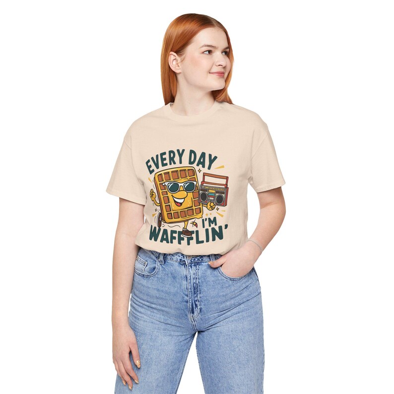 Every Day Im Wafflin T-Shirt | Funny Hip-Hop Waffle Graphic Tee | Unisex Foodie Shirt | Dancing Waffle Brunch Party Gift afbeelding 6
