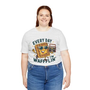 Every Day Im Wafflin T-Shirt | Funny Hip-Hop Waffle Graphic Tee | Unisex Foodie Shirt | Dancing Waffle Brunch Party Gift afbeelding 7