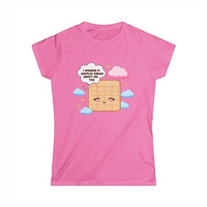 Bonita camiseta de gofre para mujer en rosa azalea, divertida camiseta con estampado de desayuno, camiseta de comida kawaii, regalo para amantes de los gofres, camiseta suave. imagen 2