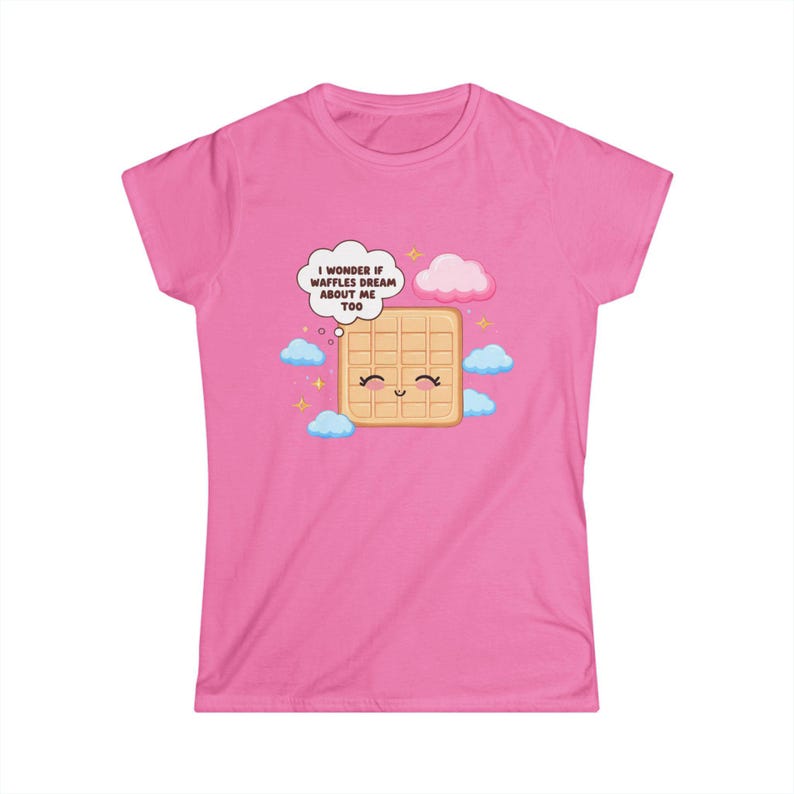 Bonita camiseta de gofre para mujer en rosa azalea, divertida camiseta con estampado de desayuno, camiseta de comida kawaii, regalo para amantes de los gofres, camiseta suave. imagen 2