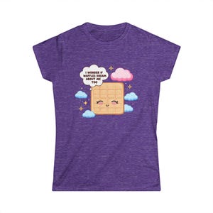Bonita camiseta de gofre para mujer en rosa azalea, divertida camiseta con estampado de desayuno, camiseta de comida kawaii, regalo para amantes de los gofres, camiseta suave. imagen 3