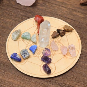 Coffret cadeau cristaux de guérison des sept chakras : pierres précieuses naturelles et planche de bois